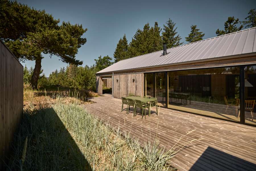 Pfannenblechen auf dem Dach schaffen die Grundlage für gemütliche Sommerhausstimmung, Torndrupskovvej 3, 9370 Hals, Dänemark